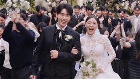 Ailee（右）與圈外尪浪漫完成婚禮。（圖／翻攝自Ailee IG）