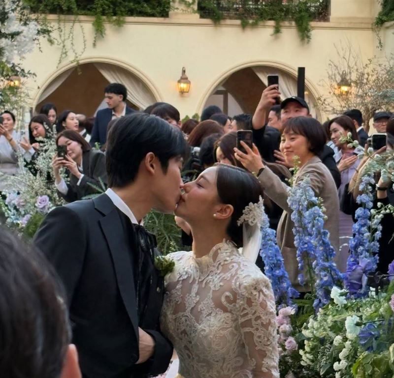 Ailee與圈外尪甜蜜親吻。（圖／翻攝自崔時訓IG）