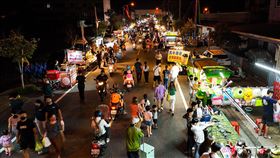 環境衛生無法改善 宜蘭清溝夜市遭停業4週宜蘭縣冬山鄉清溝夜市是全縣規模最大的流動夜市，每週三營業，卻被投訴影響交通及環境衛生。鄉公所18日表示，經勸導攤商後未見改善，要求自24日起停業4週，希望管理委員會徹底檢討。（冬山鄉公所提供）中央社記者沈如峰宜蘭縣傳真  112年5月18日