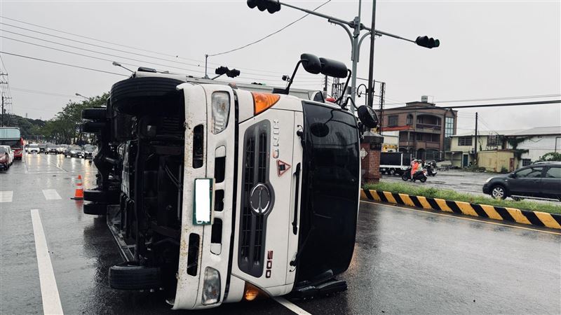 大風吹！苗栗頭份11噸大貨車遭9級風吹翻
