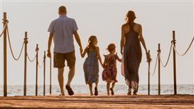 ▲經濟與健康是三明治族未來主要的擔憂，他們用保險規劃子女的資產傳承。（示意圖／PIXABAY）