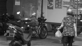 板橋區出現強迫推銷的詭異大嬸，疑似專挑落單學童下手。（圖／翻攝自我是板橋人）