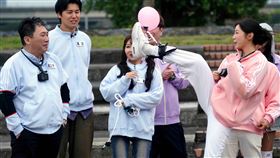 安芝儇（右）「超萌挑釁」趙正平，可愛模樣相當圈粉（圖／東森提供）