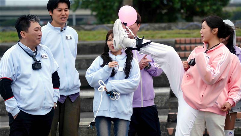 安芝儇超激角度美腿大開　趙正平當場看茫