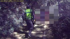 高雄市方姓男子昨天與房仲同事至阿里山特富野古道健行，途中突然身體不適，當場雙腳跪地向左傾倒，其他人接連急救仍宣告不治。