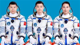 中國「神舟20號」將於4月24日發射，王傑（左）、陳冬（中）、陳中瑞（右）確定會上太空。（圖／翻攝自人民網）

