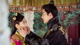 龍華電視《錦衣夜行》西門靖自封「戀愛導師」，協助紀綱追求謝雨霏。（圖／朴敏英飾）