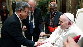 前副總統陳建仁曾經擔任總統特使出訪教廷，並與方濟各留下合影。（圖／翻攝陳建仁臉書)