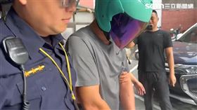 蕭男被移送彰化地檢署偵辦，低頭不發一語。（圖／翻攝畫面）