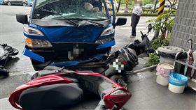 基隆貨車追撞計程車，肇事駕駛去年才撞死機車騎士。（圖／翻攝畫面）