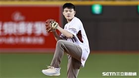 ▲中職36年例行賽，桌球國手「柚子」高承睿幫樂天桃猿開球。（圖／記者劉彥池攝影）