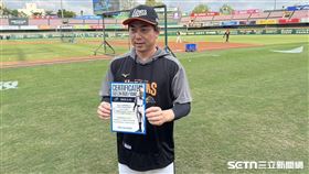 ▲林岳平拿出古林睿煬首戰觀賽證明。（圖／記者黃耿誼攝影）