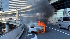 音樂製作人Honkon（ほんこん）駕駛的法拉利在高速公路上發生火燒車。（圖／翻攝自X／GC5R5OGIKgV0yvz）