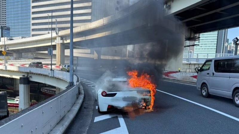 音樂人存錢10年買法拉利　交車後燒成廢鐵