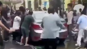 中國浙江爆出轎車衝撞小學的駭人案件，傳出有學童死傷。（圖／翻攝自X）