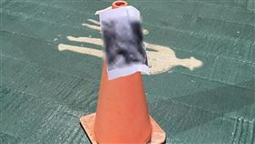 高雄檢舉達人遭報復，巷弄內被人貼滿頭像。（圖／翻攝畫面）