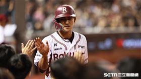 ▲中職36年例行賽，樂天桃猿三壘手梁家榮敲出安打送回林子偉。（圖／記者劉彥池攝影）