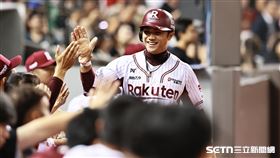 ▲中職36年例行賽，樂天桃猿右外野手成晉敲出安打送回林政華。（圖／記者劉彥池攝影）