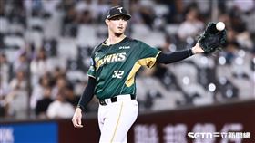 ▲中職36年例行賽，台鋼雄鷹先發投手石萬金失6分退場。（圖／記者劉彥池攝影）