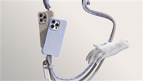 Essentials by CASETiFY™系列也同步推出新色波紋磁吸支架和保護殼，搭配手機背帶及金屬環扣讓攜帶更加便利。