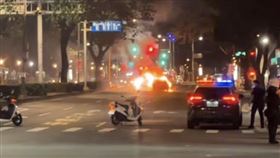 高雄晚間發生火燒車事故。（圖／翻攝記者爆料網）