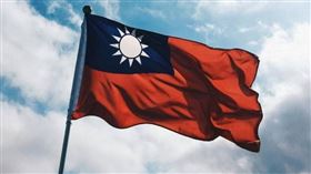 ▲陸委會最新令釋指出，根據兩岸條例規範兩岸人員單一身分制度，倘若民眾在陸設有戶籍，將會喪失台灣身分，而所謂「設有戶籍」，應包括持有中國大陸居民身分證與定居證。（示意圖／翻攝unsplash）