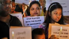 ▲武裝份子朝克什米爾遊客開槍釀26死，印度人們抗議武裝分子殺害遊客的行為。 （圖／美聯社／達志影像）

