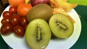 醫師提醒，水果中水溶性纖維與維生素C有助於學童學習力，建議每日可攝取2份水果量，尤其是富含維生素C的芭樂、奇異果等水果。（圖／記者簡浩正攝影）