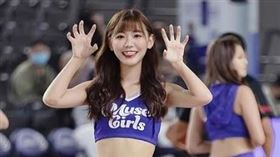 職棒味全龍啦啦隊的隊長小映平時會透過社群記錄生活。（圖／翻攝自IG）