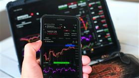 ▲川普關稅有意喊降美股連兩彈，台股今開盤拚續揚。（示意圖／PIXABAY）