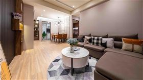 ▲格局方正且設有獨立玄關及雙開窗衛浴。（圖／業者提供）