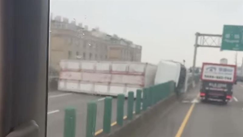 新/台66大貨車側翻跨2車道　東向全線封閉