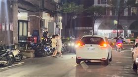 鄭男及何男在街頭互毆。（圖／翻攝臉書爆料公社）