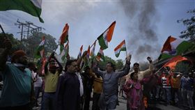 民眾高舉印度國旗抗議，大聲宣洩對巴基斯坦的不滿。（圖／美聯社／達志影像）