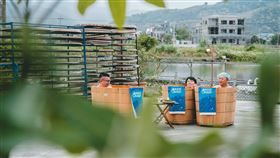 邰智源（右）與邵大倫（中）一起泡澡品茗。（圖／公視台語台提供）