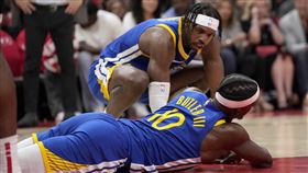 ▲金州勇士巴特勒（Jimmy Butler III）在搶籃板時，「坐飛機」重摔倒地。（圖／美聯社／達志影像）