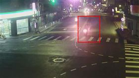 林翁違規過馬路遭騎機車的陳男撞飛。（圖／翻攝畫面）