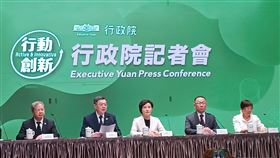 行政院長卓榮泰今（24）日召開記者會說明因應關稅特別條例。（圖／記者盧素梅攝影)