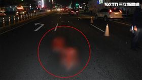 蘇姓婦人違規穿越馬路，遭重機撞飛後又被救護車輾斃。（圖／翻攝畫面）