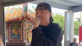  許富凱來到靜洋萬善廟，看到有投幣式的卡拉OK就現場開唱。（圖／翻攝自許富凱IG）