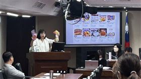 立委林淑芬質疑，中國新疆紙皮核桃非法進口販售情況層出不窮，網路跟實體店家也在賣，質疑食藥署邊境把關不利。（圖／記者簡浩正攝影）
