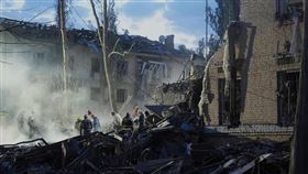 烏克蘭首都基輔24日凌晨發布「敵方飛彈」襲擊警報，俄方這場攻擊造成至少21人受傷。圖為救難人員隔日一早清除瓦礫畫面。（圖／美聯社／達志影像）