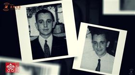 ▲教宗方濟各年輕時俊俏像明星，還親自回憶女朋友如何助攻他「心向天主」。（圖／翻攝自天主教真理電台） 