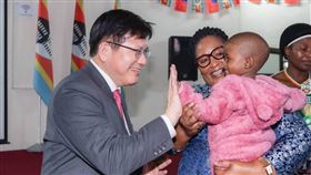 林佳龍訪史國見Taiwan小朋友外交部長林佳龍以總統特使身分出訪史瓦帝尼，23日上午與林佳龍（左1）與「婦女創業小額信貸循環基金」受惠婦女取名為Taiwan（台灣）（左3）的小朋友相見歡。（外交部提供）中央社記者楊堯茹傳真  114年4月24日