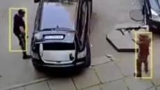 一名烏克蘭徵兵官,以步槍恐嚇一名帶孩父親,路人見此上前圍毆,並制止其威脅行為。(圖/翻攝自X@Just A Tweeter)