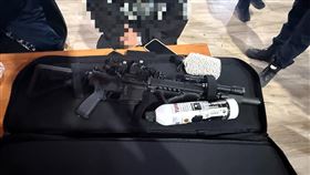 男大生，帶長槍，進入中興大學，把玩，師生嚇壞報警，(圖／翻攝畫面)