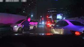 新北保大警開槍逮捕毒品通緝犯的過程。（圖／翻攝畫面）