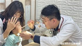 ▲張孝瑜義診。（圖／黃柏儒提供） 