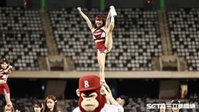 ▲中職36年例行賽，樂天女孩和競技啦啦隊表演電影宣傳電影《不可能的任務-最後清算》。（圖／記者劉彥池攝影）