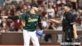 ▲中職36年例行賽，台鋼雄鷹先發投手後勁因為牽制次數和主審發生爭執。（圖／記者劉彥池攝影）